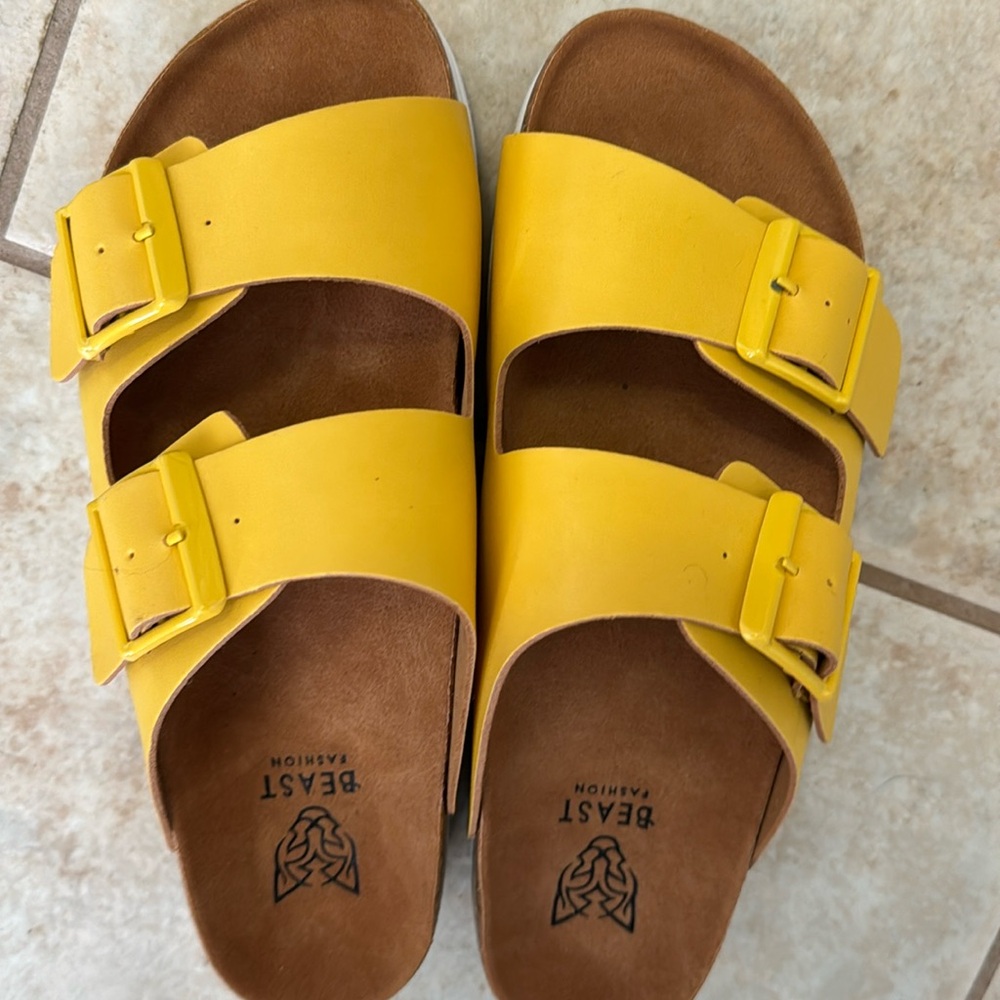 NWOT Sandals
